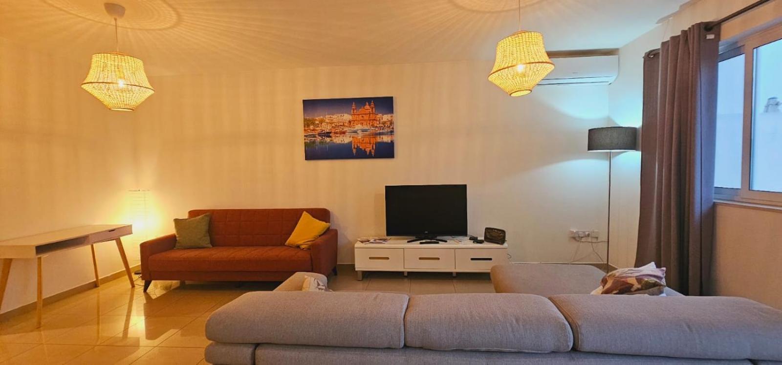 Rooftop St Julians E1 *